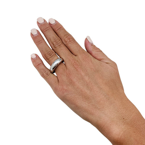 Bague 55 Bague Chaumet modèle "Anneau" en or blanc. 58 Facettes 29977