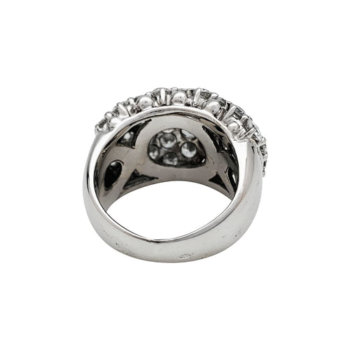 Bague 51 Bague pavée de diamants en or blanc. 58 Facettes 30457