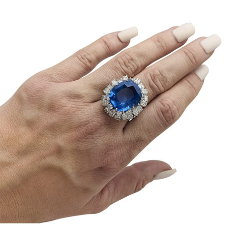 Bague 57 Bague en or blanc, platine, saphir et diamants. 58 Facettes 30180