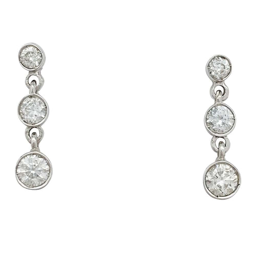 Boucles d'oreilles Boucles d'oreilles pendantes en or blanc et diamants. 58 Facettes 30142