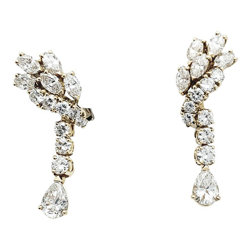 Boucles d'oreilles Boucles d'oreilles pendantes en or jaune et diamants. 58 Facettes 30531