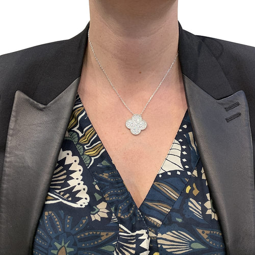 Collier Collier Van Cleef & Arpels "Magic Alhambra" en or blanc et diamants. 58 Facettes 30215