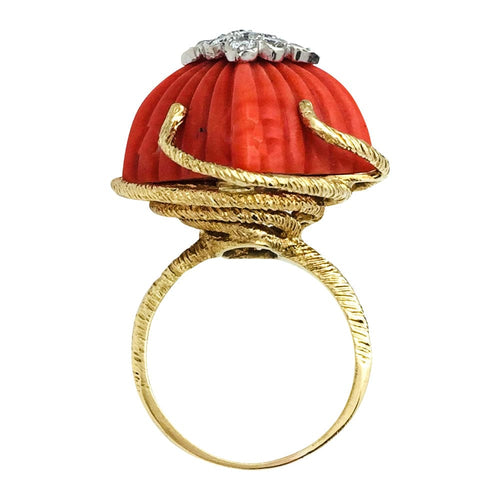 Bague 50 Bague en or jaune, platine, corail et diamants. 58 Facettes 29724