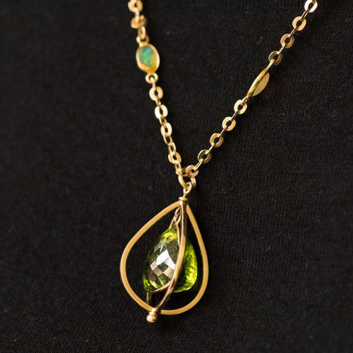 Pendentif Pendentif péridot et sa chaîne sertie d'opales 58 Facettes 18-379