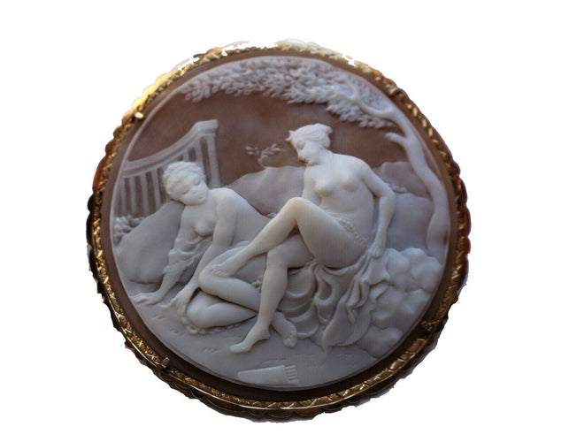 Broche Broche - Pendentif Grand camée coquille "le Bain de Diane" 58 Facettes 300