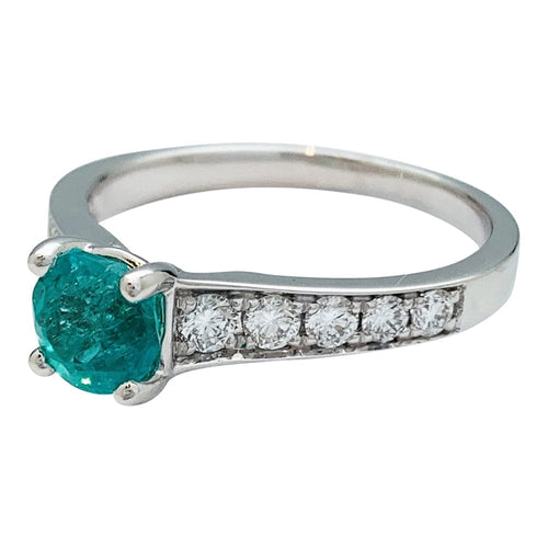 Bague 57 Bague émeraude en or blanc et diamants. 58 Facettes 30589