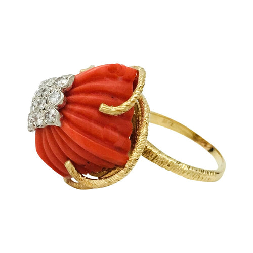 Bague 50 Bague en or jaune, platine, corail et diamants. 58 Facettes 29724