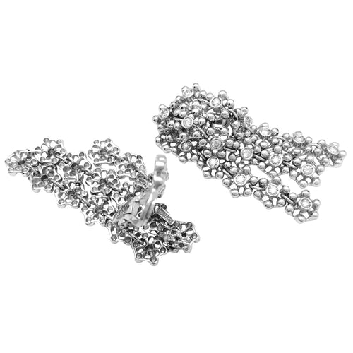 Boucles d'oreilles Boucles d'oreilles pendantes en or blanc et diamants. 58 Facettes 25541