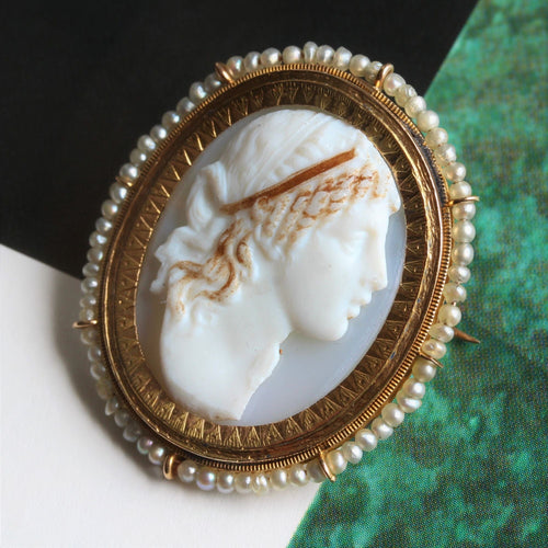 Broche Broche ancienne Camée entourée de perles fines 58 Facettes 17-182