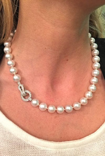 Collier Collier de perles Cartier collection "Agrafe", fermoir en or blanc et diamants. 58 Facettes 26958