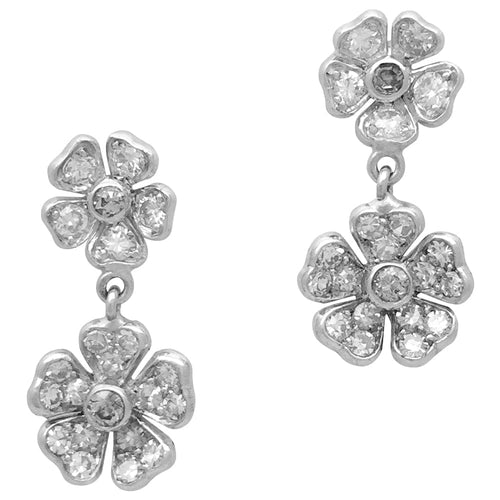 Boucles d'oreilles Paire de boucles d'oreilles pendantes motif fleurs en or blanc, diamants. 58 Facettes 27679