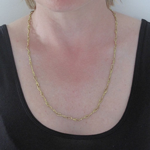 Collier Collier or personnages entrelacés 58 Facettes 12-037