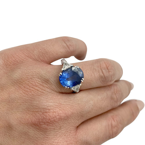 Bague 52 Bague or blanc, saphir 6,8 carats épaulé de diamants. 58 Facettes 30387