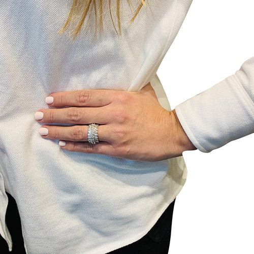 Bague 51 Bague bandeau en or blanc et diamants. 58 Facettes 30009