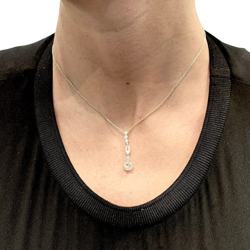 Collier Collier style Art Déco en or blanc platine et diamants. 58 Facettes 30602