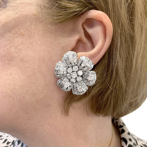 Boucles d'oreilles Boucles d'oreille fleurs en or blanc serties diamants baguette et ronds. 58 Facettes 30291