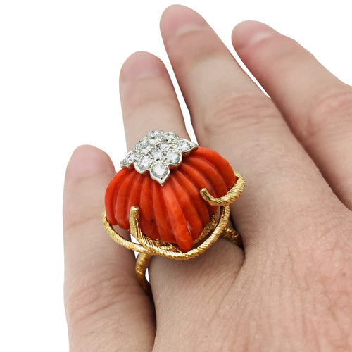 Bague 50 Bague en or jaune, platine, corail et diamants. 58 Facettes 29724