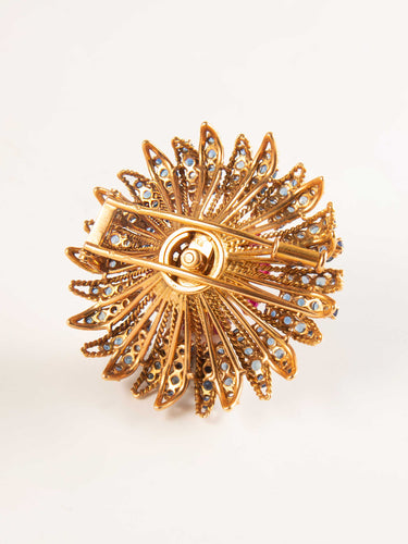 Broche Broche en or jaune, saphirs, rubis et diamants 58 Facettes