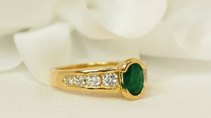 Bague 50 Bague en or jaune, émeraude ovale et diamants 58 Facettes F4834