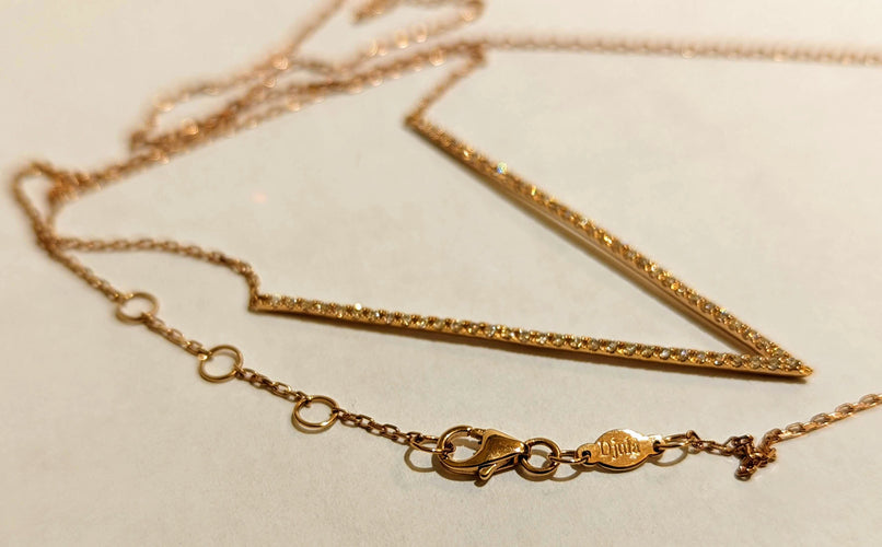 Collier Collier DJULA Grand V en or rose et diamants 58 Facettes