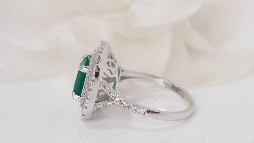 Bague 54.5 Bague en or blanc sertie d'une émeraude et diamants 58 Facettes F4947