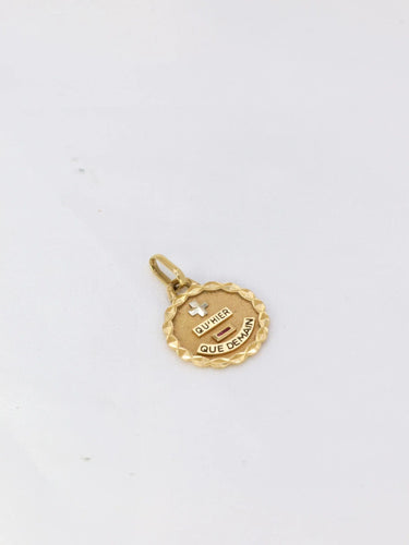 Pendentif AUGIS - Médaille Amour "Plus qu’hier moins que demain" Or jaune Rubis 58 Facettes J236