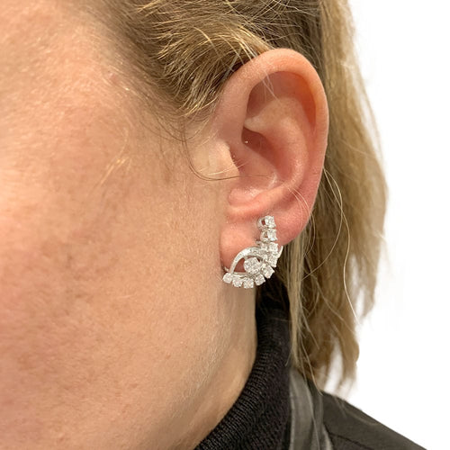 Boucles d'oreilles Boucles d'oreilles entrelacs en or blanc et diamants. 58 Facettes 31159