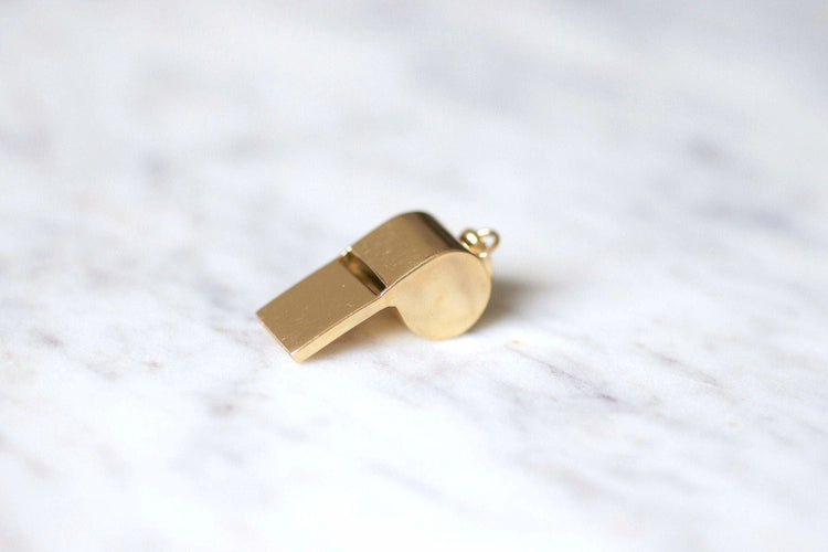Pendentif Pendentif charm vintage sifflet en or jaune 58 Facettes