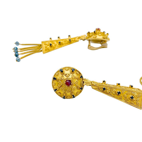 Boucles d'oreilles Boucles d'oreilles pendantes en or jaune, rubis et saphirs. 58 Facettes 31138