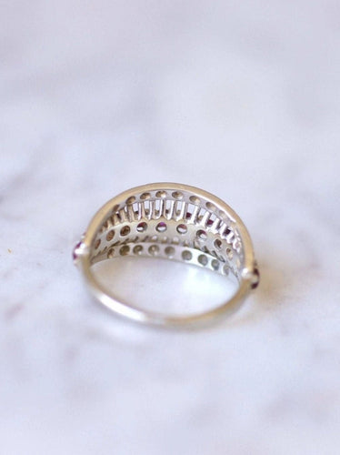 Bague Bague bandeau vintage en or gris, rubis, et diamants 58 Facettes