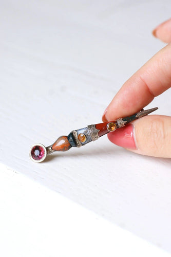 Broche Surin Ecossaise ancienne en argent, grenat, citrine, jaspe, et agate 58 Facettes