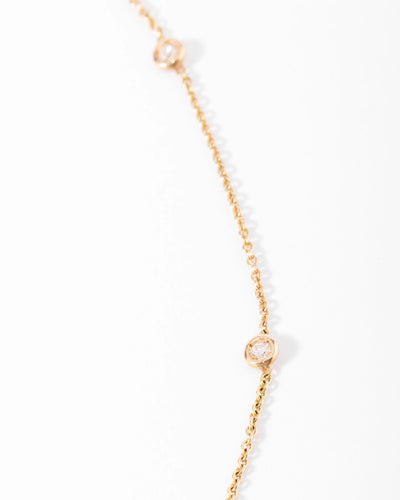 Collier Collier or jaune intercalé de 9 diamants sur maille forçat en sertis clos. 58 Facettes 0