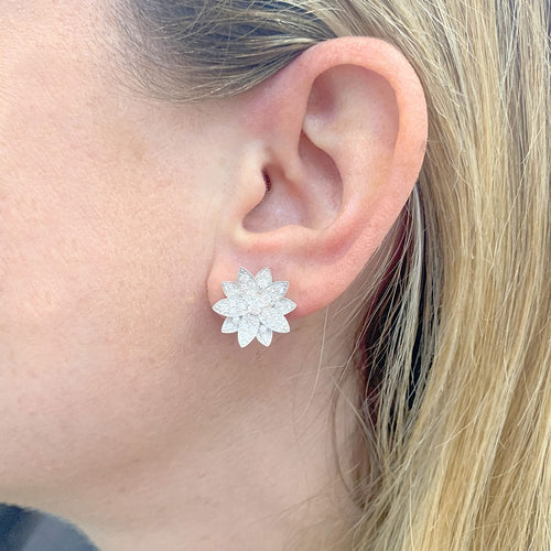 Boucles d'oreilles Boucles d'oreilles Van Cleef & Arpels "Lotus" or blanc, diamants. 58 Facettes 33565