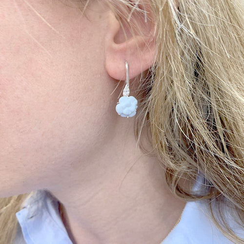 Boucles d'oreilles Boucles d'oreilles Chanel, "Camélia", or blanc, diamants. 58 Facettes 32414