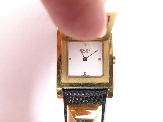 Montre montre HERMES medor 23 mm quartz en plaque or et cuir noir en 58 Facettes 243860