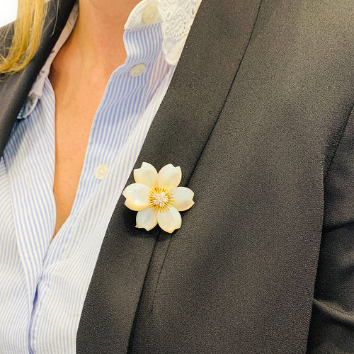 Broche Broche Van Cleef & Arpels " Rose de Noël" en or jaune, diamants et nacre. 58 Facettes 31835