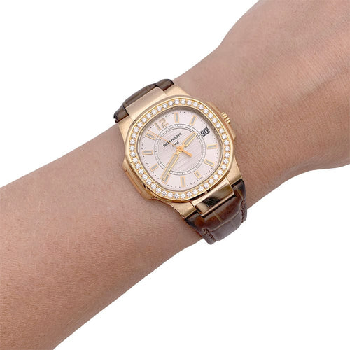 Montre Montre Patek Philippe, "Nautilus", or rose, diamants, cuir. 58 Facettes 32776