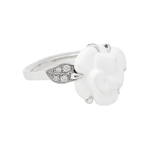 Bague 50 Bague Chanel "Camélia" en or blanc, agate blanche et diamants. 58 Facettes 30917