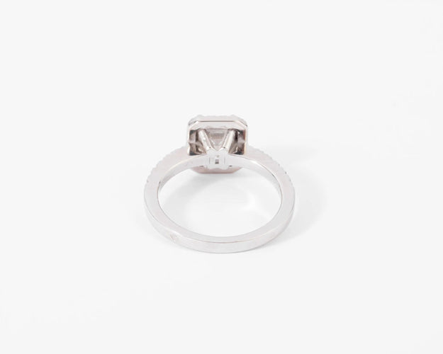 Bague Bague solitaire en or gris ornée d'un diamant taille émeraude 58 Facettes