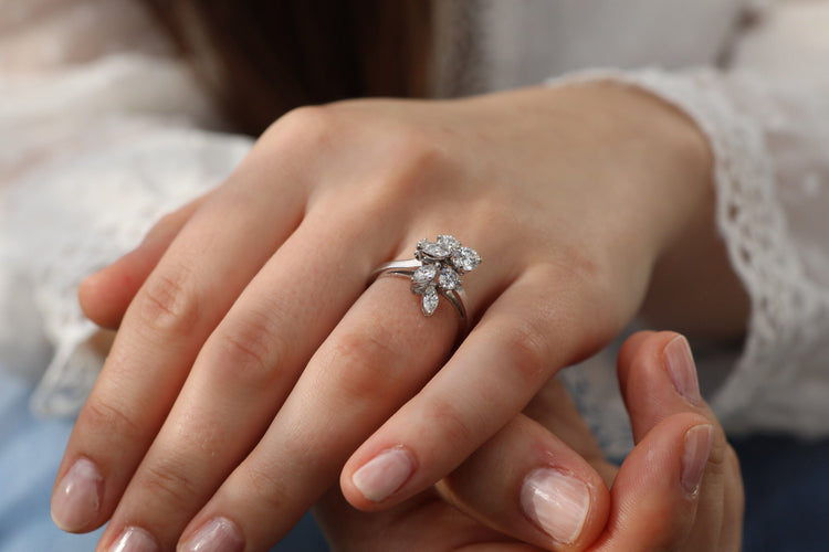 Bague Bague or gris et diamants "Bouquet Précieux" 58 Facettes 823