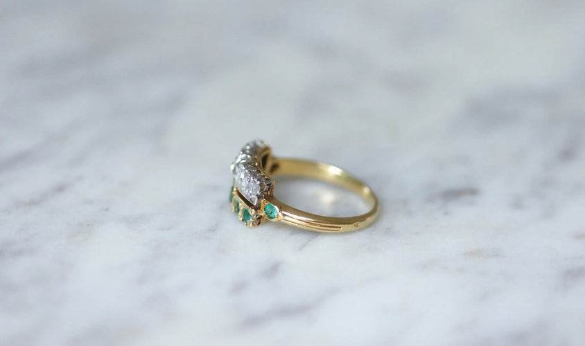 Bague Bague lignes diamants et émeraudes 58 Facettes