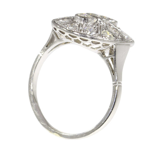 Bague 58 Romance éternelle : bague Art Déco en platine et diamants des années 1950 58 Facettes 24002-0085