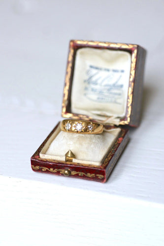 Bague jonc victorienne en or jaune 18Kt et trois diamants 58 Facettes