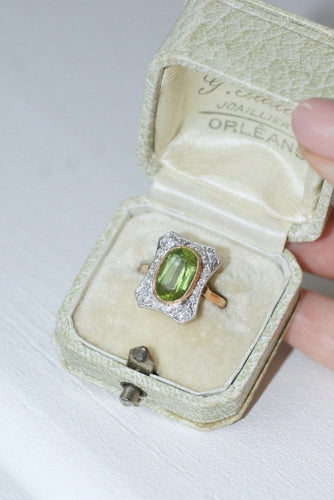 Bague Bague Belle Epoque Péridot entourage diamants 58 Facettes