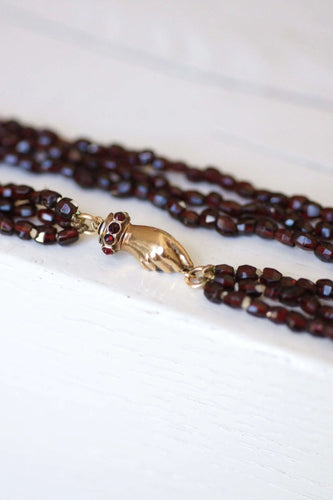 Collier Sautoir fermoir main en or et perles de grenat 58 Facettes