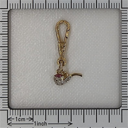Pendentif Délice déco : un savoir-faire exquis dans un charme de pipe à fumer 58 Facettes 24030-0369