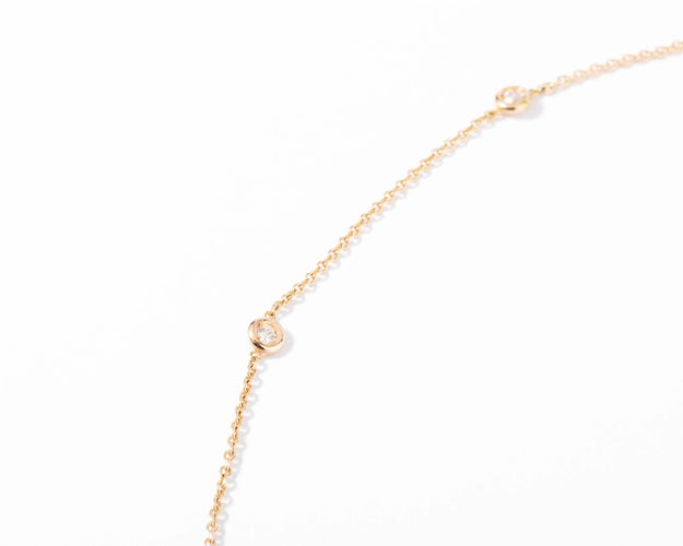Collier Collier or jaune intercalé de 9 diamants sur maille forçat en sertis clos. 58 Facettes 0