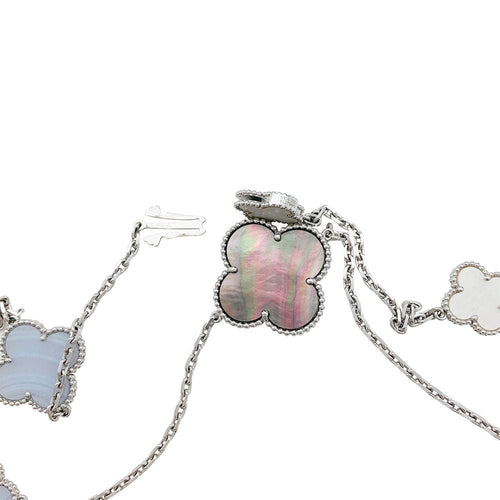 Collier Sautoir Van Cleef & Arpels, "Magic Alhambra", en or blanc, calcédoine et nacre. 58 Facettes 31454