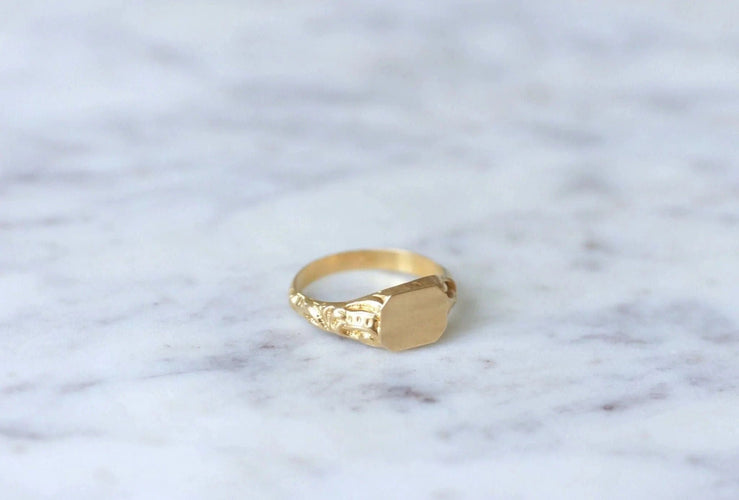 Bague Bague chevalière ancienne en or jaune 58 Facettes