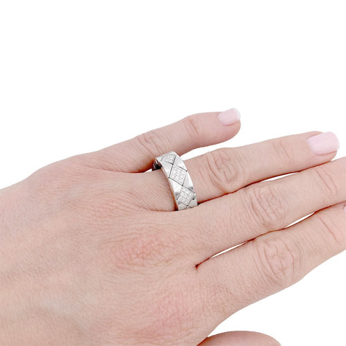 Bague 54 Bague Chanel, "Matelassé", or blanc et diamants. 58 Facettes 32644